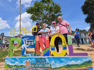 Tour A Guatapé Desde Medellín Con Visita A La Piedra El Peñón De Guatapé, ¡Atrévete y viajemos el viernes 7 de julio de 2023!