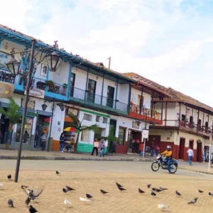 Por Las Calles De Sonsón, ¡Descubre este destino el domingo 27 de abril de 2025!