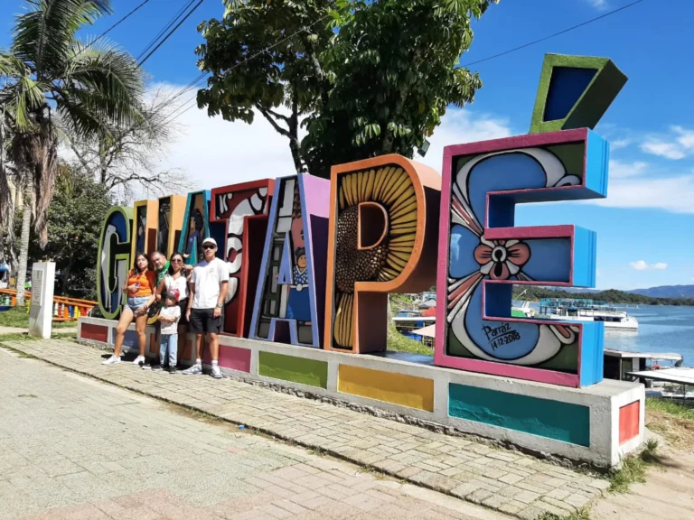 Tour A Guatapé Desde Medellín Con Visita A La Piedra El Peñón De Guatapé, ¡Viaja el martes 28 de octubre de 2025!