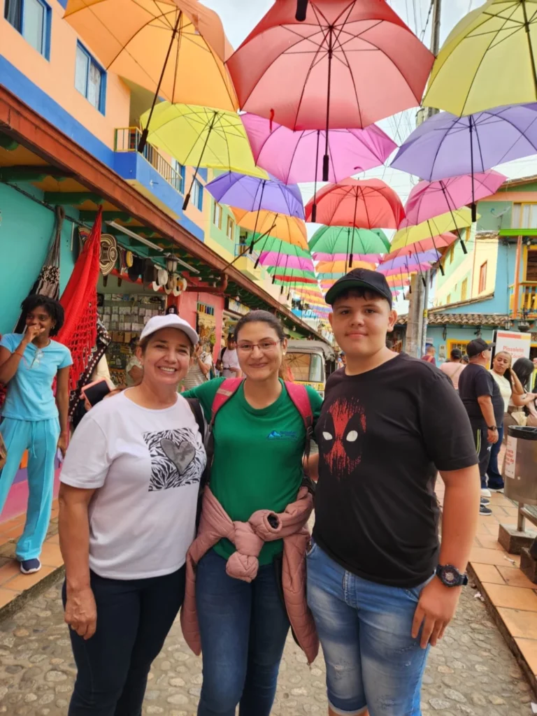 Tour A Guatapé Desde Medellín Con Visita A La Piedra El Peñón De Guatapé, ¡Vamos a disfrutarlo el miércoles 15 de octubre de 2025!