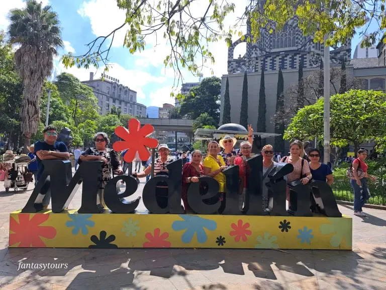 City Tour Medellín + Comuna13: Historia, Cultura Y Transformación Viva, ¡Descubre este destino el miércoles 8 de abril de 2026!
