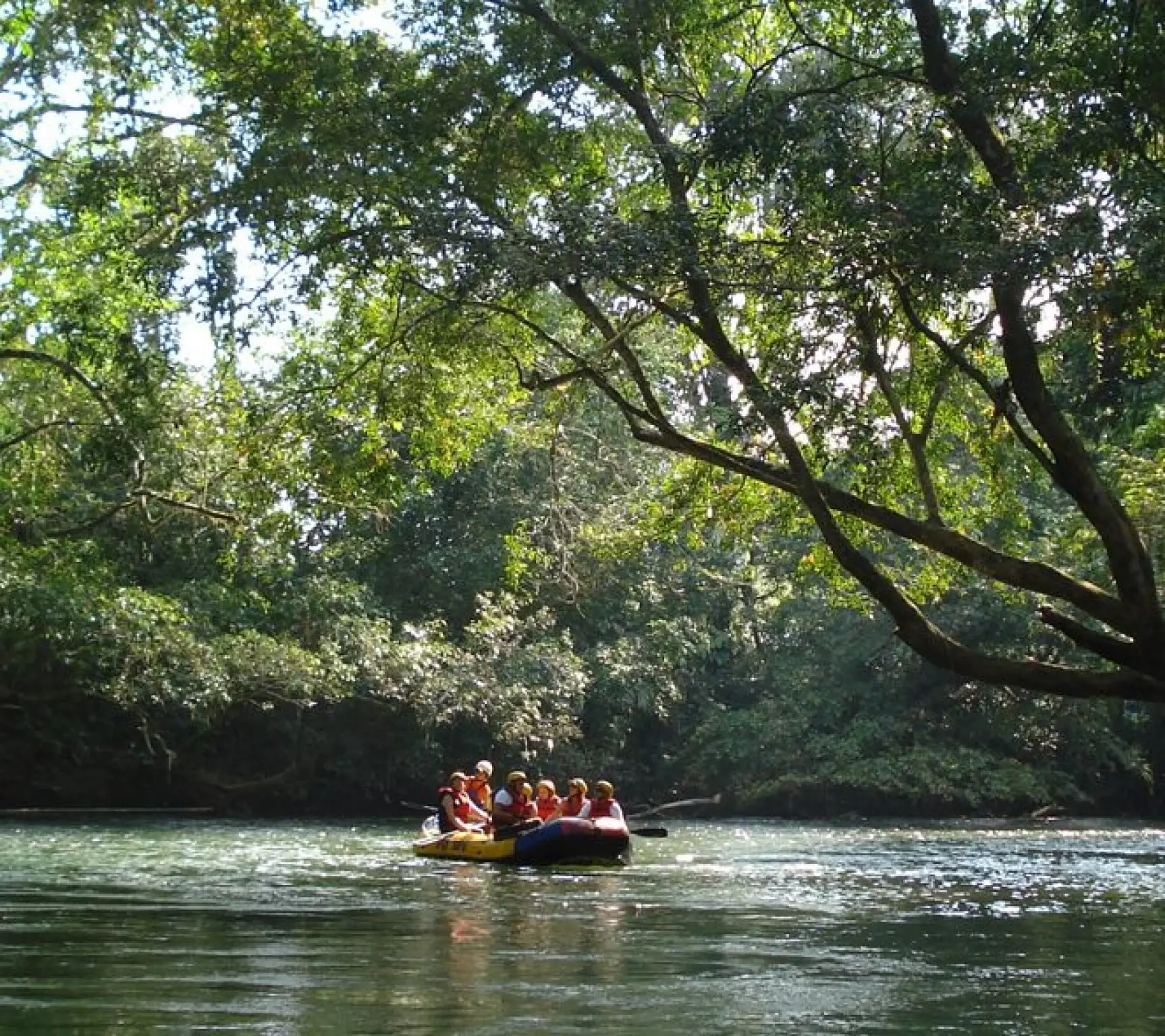 Tour A La Reserva Natural Cañón Del Río Claro: Rafting Y Espeleología, ¡Comparte en familia el viernes 12 de junio de 2026!
