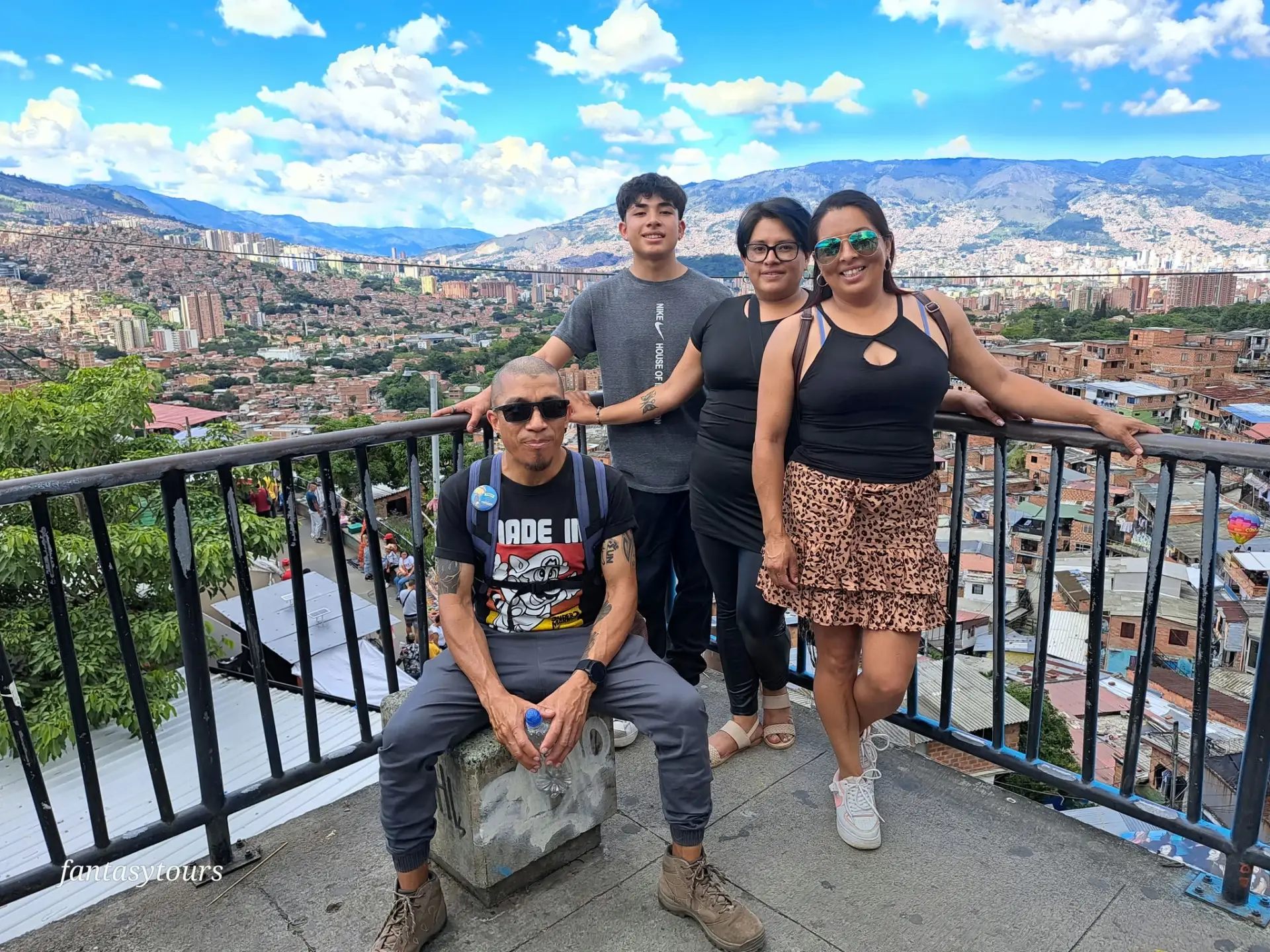City Tour Medellín + Comuna13: Historia, Cultura Y Transformación Viva, ¡Comparte en familia el lunes 3 de agosto de 2026!