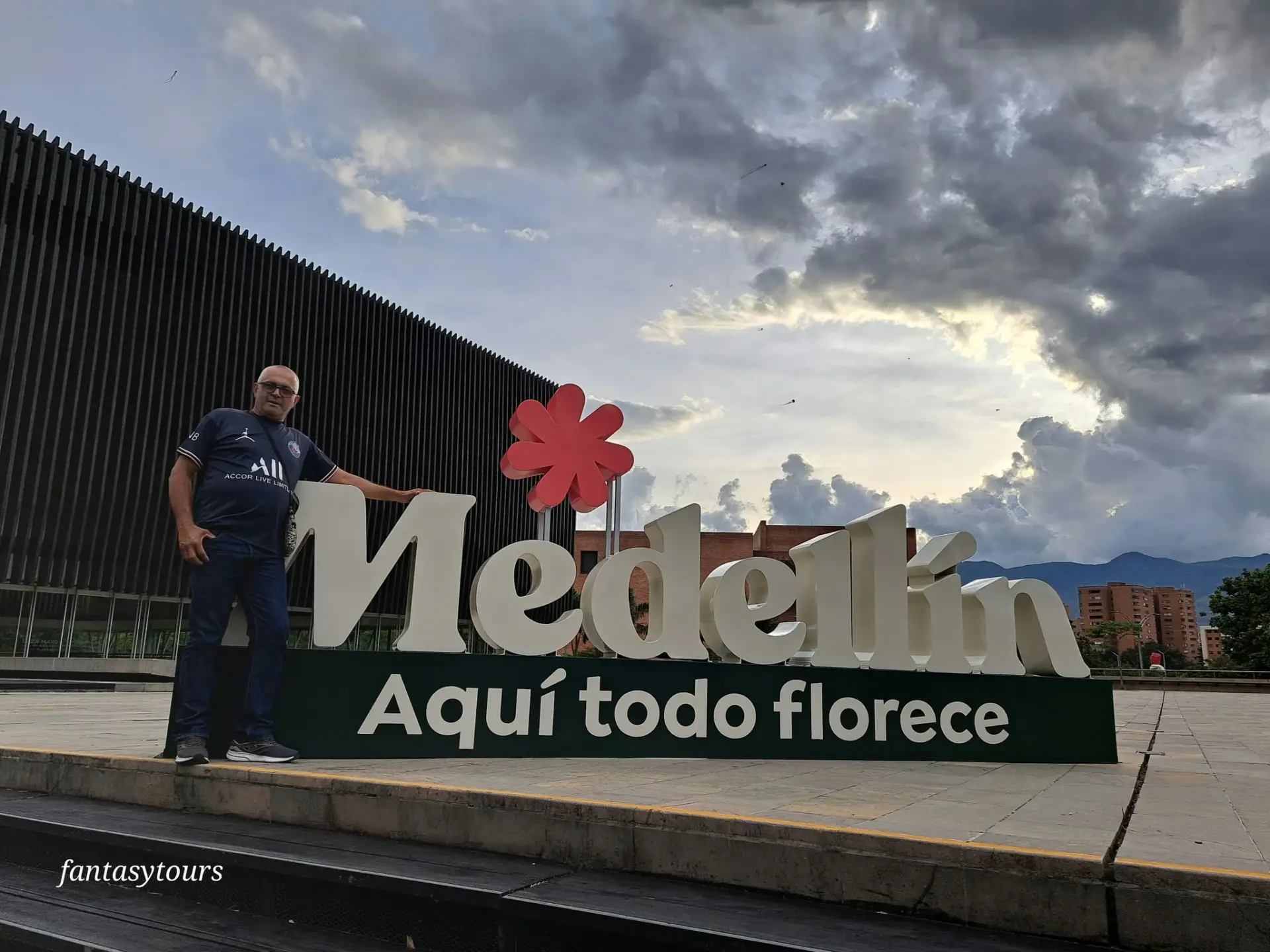 City Tour Medellín + Comuna13: Historia, Cultura Y Transformación Viva, ¡Viaja el sábado 25 de julio de 2026!