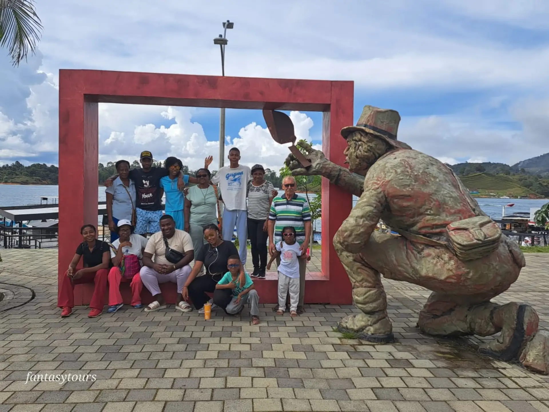 Tour A Guatapé Desde Medellín Con Visita A La Piedra El Peñón De Guatapé, ¡Únete este lunes 10 de agosto de 2026!