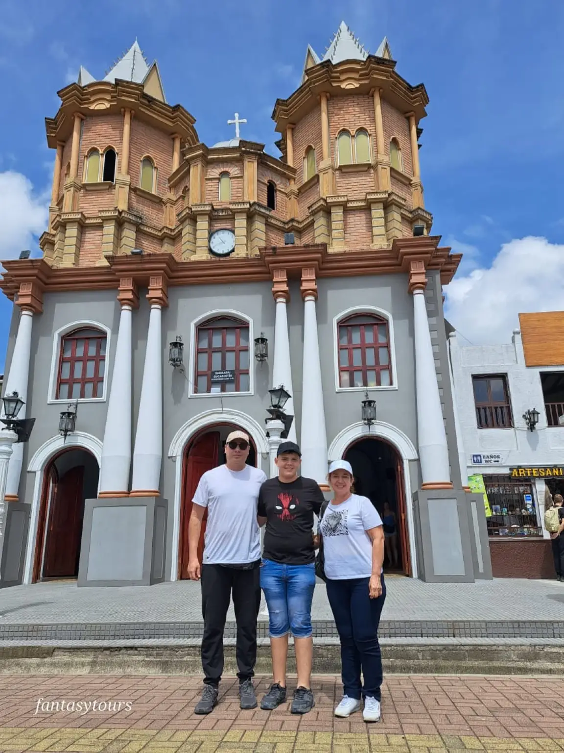 Tour A Guatapé Desde Medellín Con Visita A La Piedra El Peñón De Guatapé, ¡Viaje programado para el sábado 11 de julio de 2026!