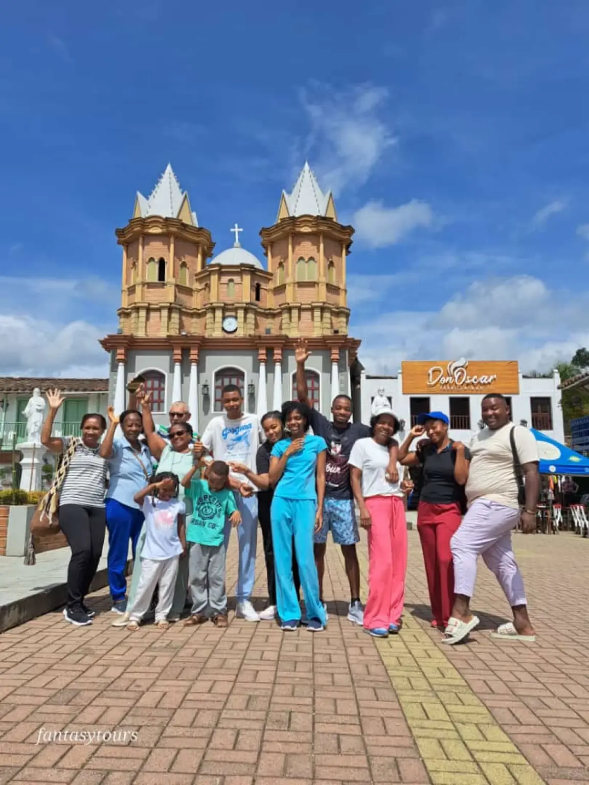 Tour A Guatapé Desde Medellín Con Visita A La Piedra El Peñón De Guatapé, ¡Empaca tu maleta y vámonos el martes 11 de agosto de 2026!