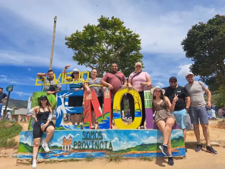 Tour A Guatapé Desde Medellín Con Visita A La Piedra El Peñón De Guatapé, ¡Vamos a disfrutarlo el martes 8 de septiembre de 2026!