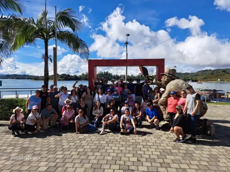 Tour A Guatapé Desde Medellín Con Visita A La Piedra El Peñón De Guatapé, ¡Acompáñanos el viernes 23 de octubre de 2026!