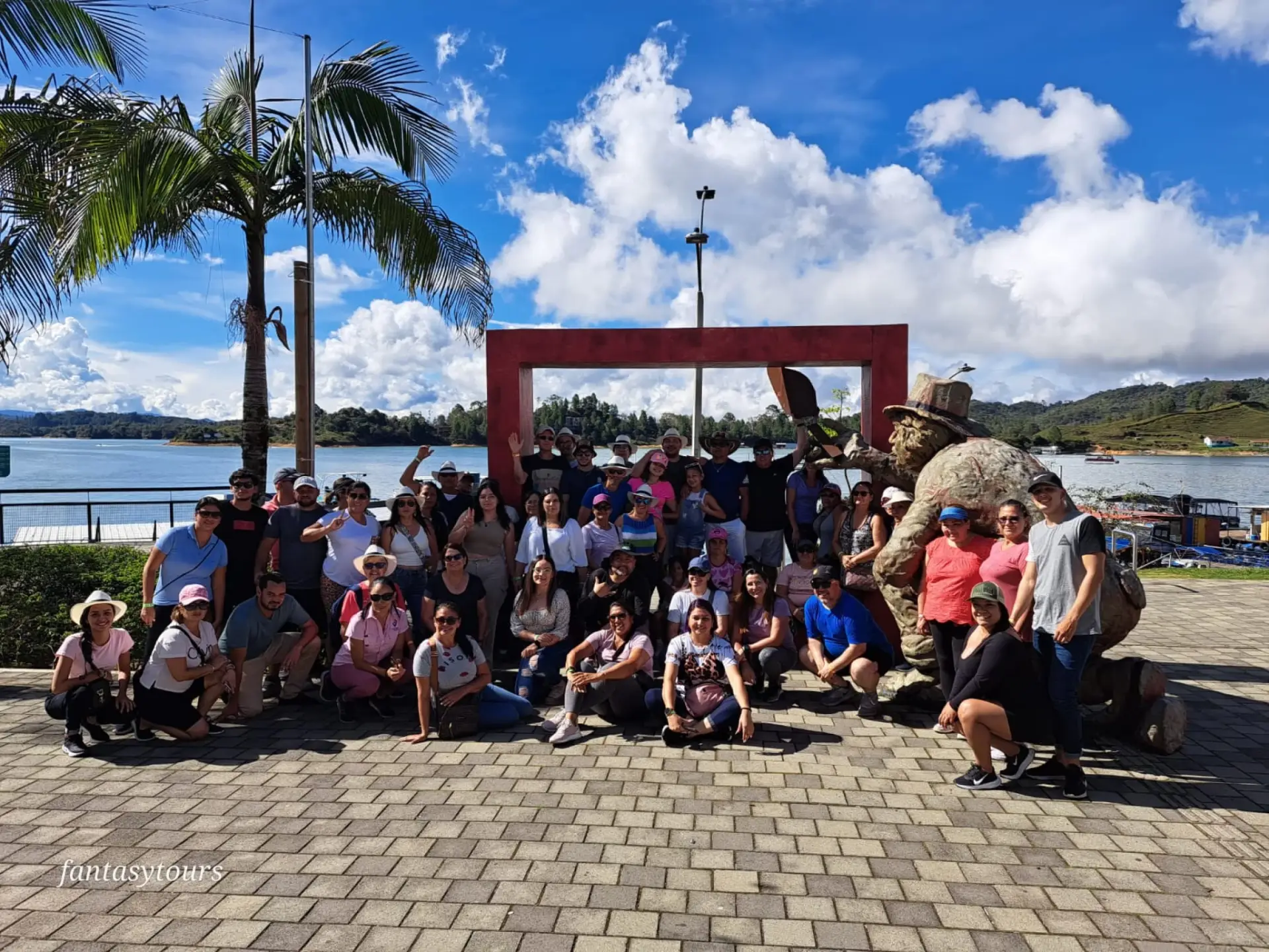 Tour A Guatapé Desde Medellín Con Visita A La Piedra El Peñón De Guatapé, ¡Acompáñanos el viernes 23 de octubre de 2026!