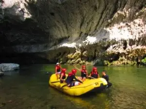 Tour A La Reserva Natural Cañón Del Río Claro: Rafting Y Espeleología, ¡Listos para viajar el miércoles 12 de agosto de 2026!