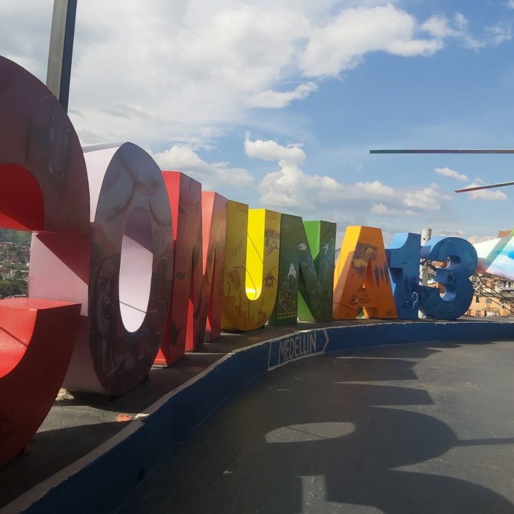 Comuna 13, Medellín, Graffitour
