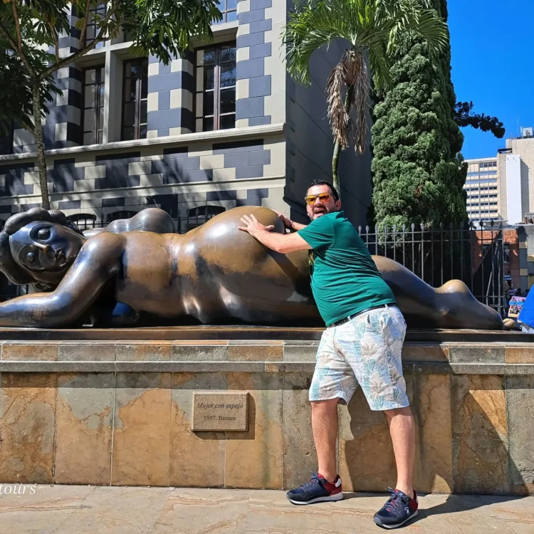 City Tour Medellín + Comuna13: Historia, Cultura Y Transformación Viva, ¡Empaca tu maleta y vámonos el jueves 9 de abril de 2026!