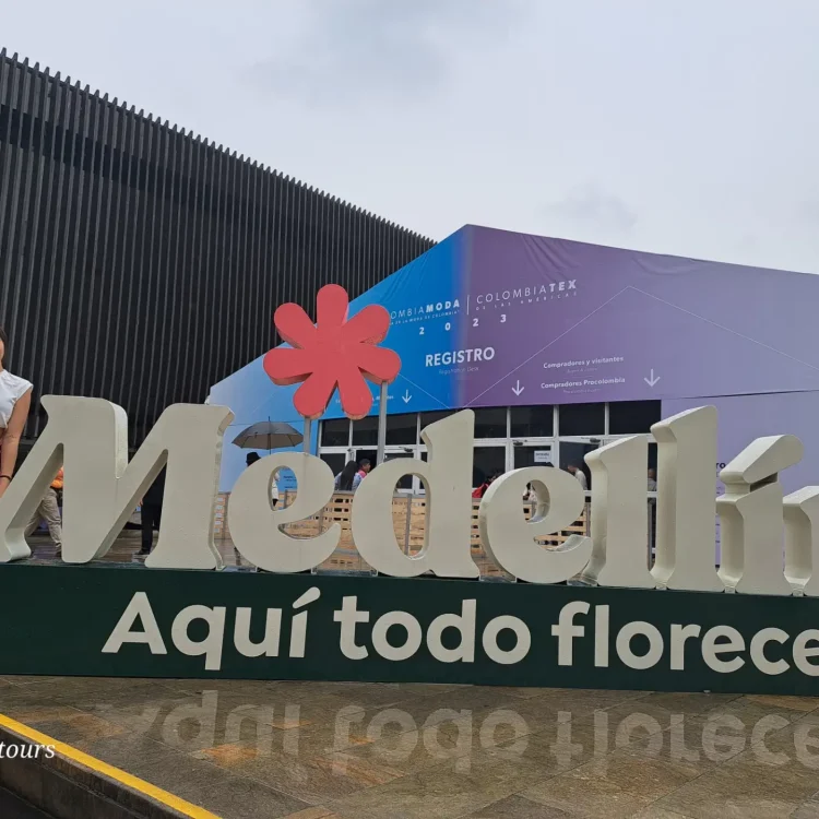 City Tour Medellín + Comuna13: Historia, Cultura Y Transformación Viva, ¡Empaca tu maleta y vámonos el viernes 28 de agosto de 2026!