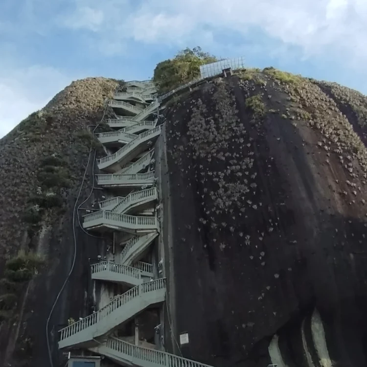 Tour A Guatapé Desde Medellín Con Visita A La Piedra El Peñón De Guatapé, ¡Viaja el domingo 18 de junio de 2023!
