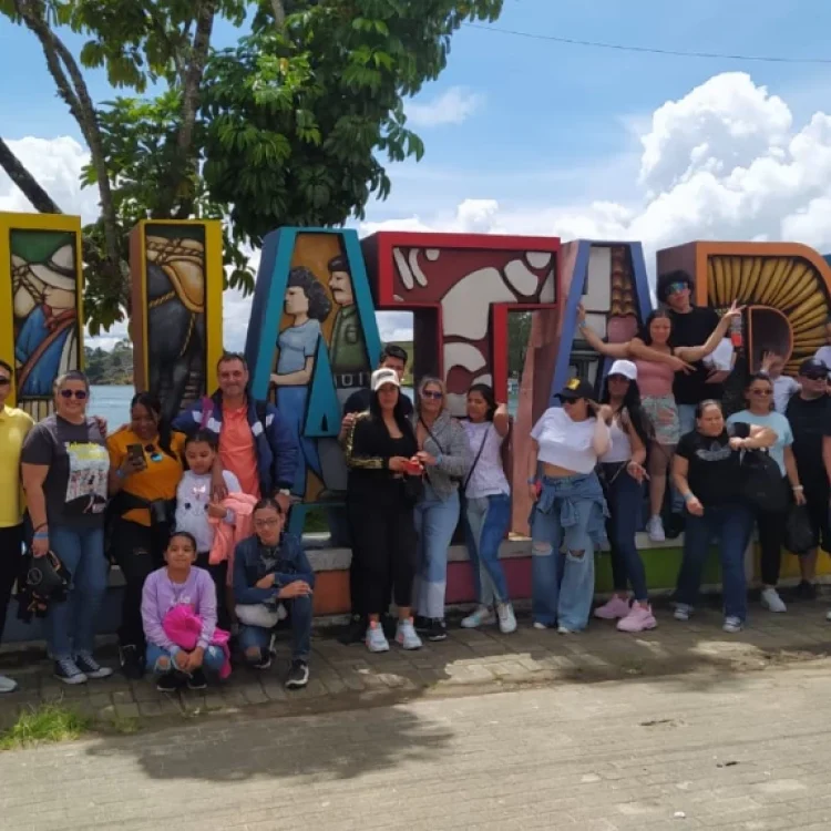 Tour A Guatapé Desde Medellín Con Visita A La Piedra El Peñón De Guatapé, ¡Únete este viernes 14 de abril de 2023!