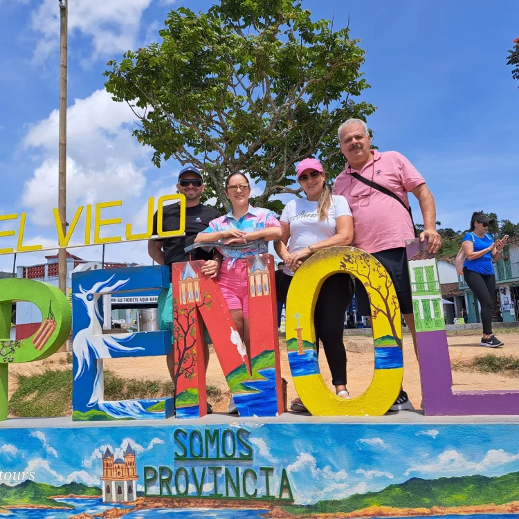 Tour A Guatapé Desde Medellín Con Visita A La Piedra El Peñón De Guatapé, ¡Atrévete y viajemos el viernes 7 de julio de 2023!