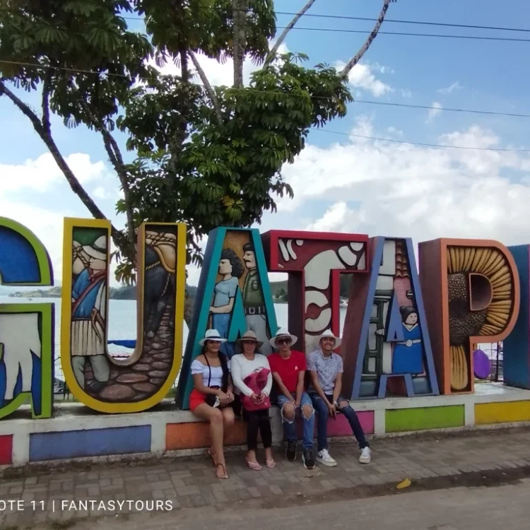 Tour A Guatapé Desde Medellín Con Visita A La Piedra El Peñón De Guatapé, ¡Vamos a disfrutarlo el domingo 1 de enero de 2023!