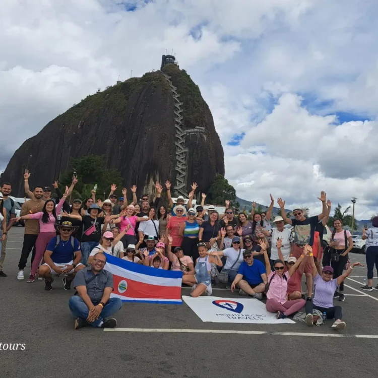 Tour A Guatapé Desde Medellín Con Visita A La Piedra El Peñón De Guatapé, ¡Listos para viajar el domingo 16 de agosto de 2026!
