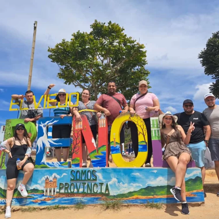 Tour A Guatapé Desde Medellín Con Visita A La Piedra El Peñón De Guatapé, ¡Acompáñanos el domingo 31 de agosto de 2025!