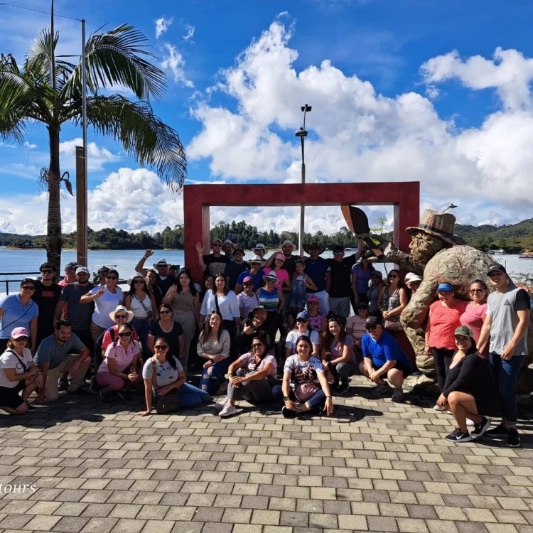 Tour A Guatapé Desde Medellín Con Visita A La Piedra El Peñón De Guatapé, ¡Vamos a disfrutarlo el domingo 8 de junio de 2025!