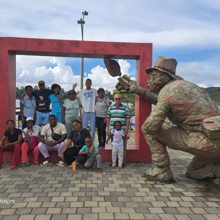 Tour A Guatapé Desde Medellín Con Visita A La Piedra El Peñón De Guatapé, ¡Vívelo este jueves 19 de marzo de 2026!