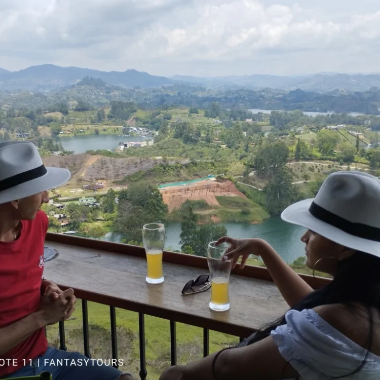 Tour A Guatapé Desde Medellín Con Visita A La Piedra El Peñón De Guatapé, ¡Empaca tu maleta y vámonos el jueves 30 de marzo de 2023!