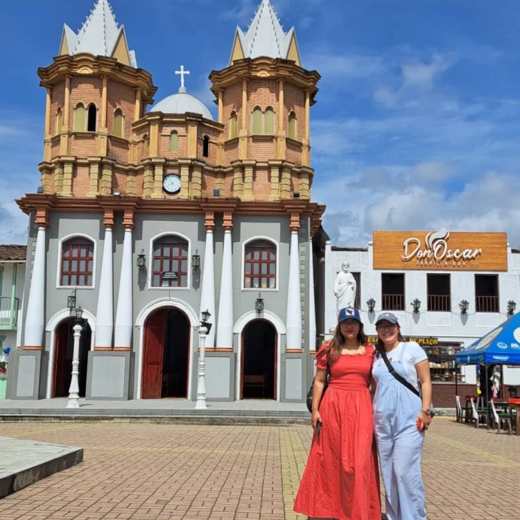 Tour A Guatapé Desde Medellín Con Visita A La Piedra El Peñón De Guatapé, ¡Comparte en familia el jueves 9 de abril de 2026!