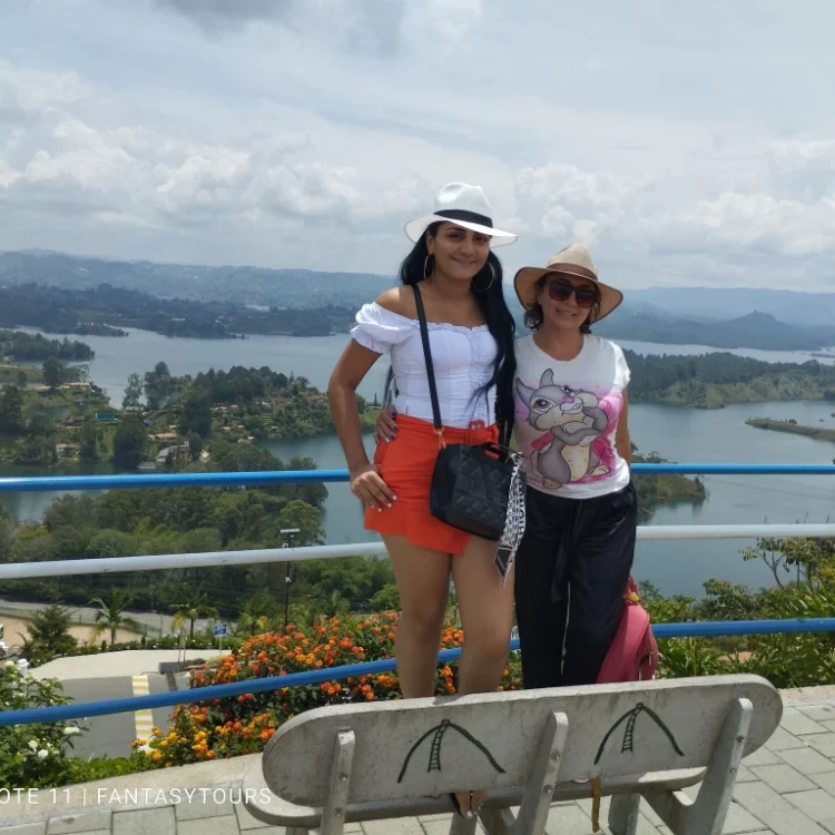 Tour A Guatapé Desde Medellín Con Visita A La Piedra El Peñón De Guatapé, ¡Comparte en familia el lunes 12 de diciembre de 2022!