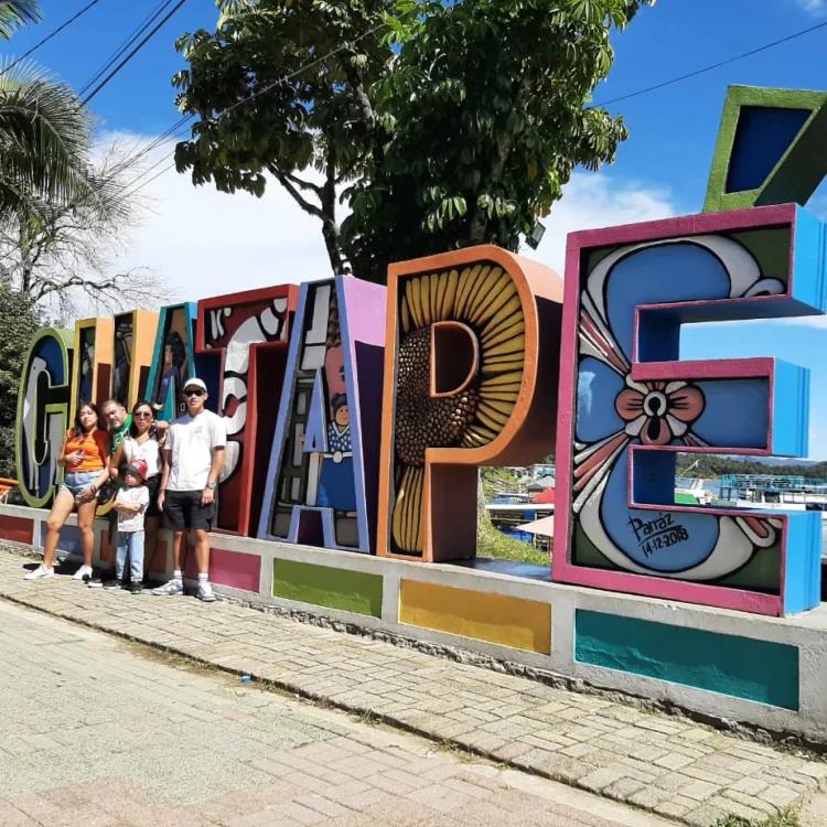 Tour A Guatapé Desde Medellín Con Visita A La Piedra El Peñón De Guatapé, ¡Empaca tu maleta y vámonos el martes 23 de septiembre de 2025!
