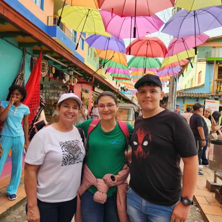 Tour A Guatapé Desde Medellín Con Visita A La Piedra El Peñón De Guatapé, ¡Vamos a disfrutarlo el miércoles 15 de octubre de 2025!