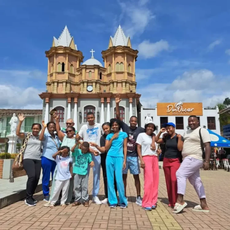 Tour A Guatapé Desde Medellín Con Visita A La Piedra El Peñón De Guatapé, ¡Atrévete y viajemos el sábado 14 de marzo de 2026!