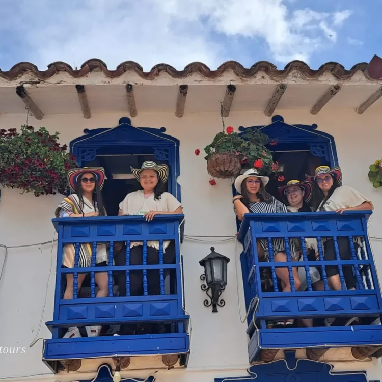 Tour A Guatapé Desde Medellín Con Visita A La Piedra El Peñón De Guatapé, ¡Disfrútalo este sábado 2 de mayo de 2026!