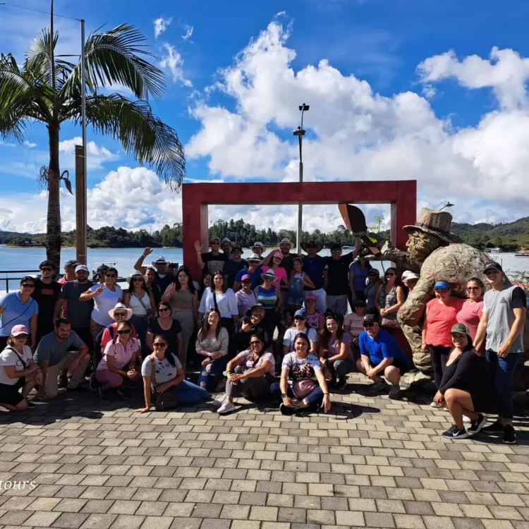 Tour A Guatapé Desde Medellín Con Visita A La Piedra El Peñón De Guatapé, ¡Vamos a disfrutarlo el sábado 29 de agosto de 2026!