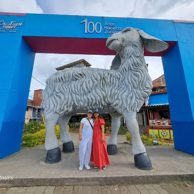 Tour A Guatapé Desde Medellín Con Visita A La Piedra El Peñón De Guatapé, ¡Vamos a disfrutarlo el viernes 14 de noviembre de 2025!