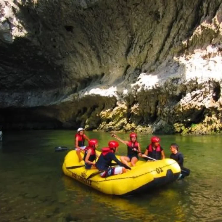 Tour A La Reserva Natural Cañón Del Río Claro: Rafting Y Espeleología, ¡Listos para viajar el miércoles 12 de agosto de 2026!